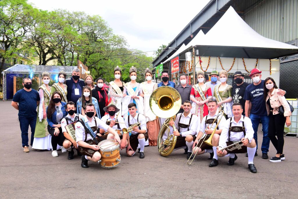 Comitiva da Festa da Uva 2022 participa da 36ª Oktober de Santa Cruz do Sul.