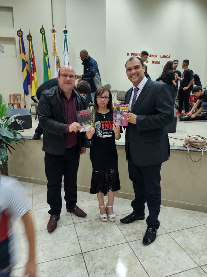 Adolescente Evangélica, Ana Cláudia de Almeida, lança seu novo livro.