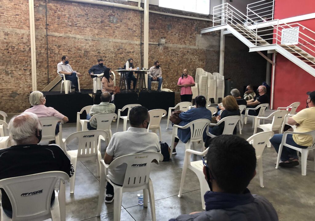 Diretoria da Codeca responde dúvidas dos líderes comunitários  Presidente Helen Machado e o diretor Rafael participaram da assembleia geral da UAB no sábado.