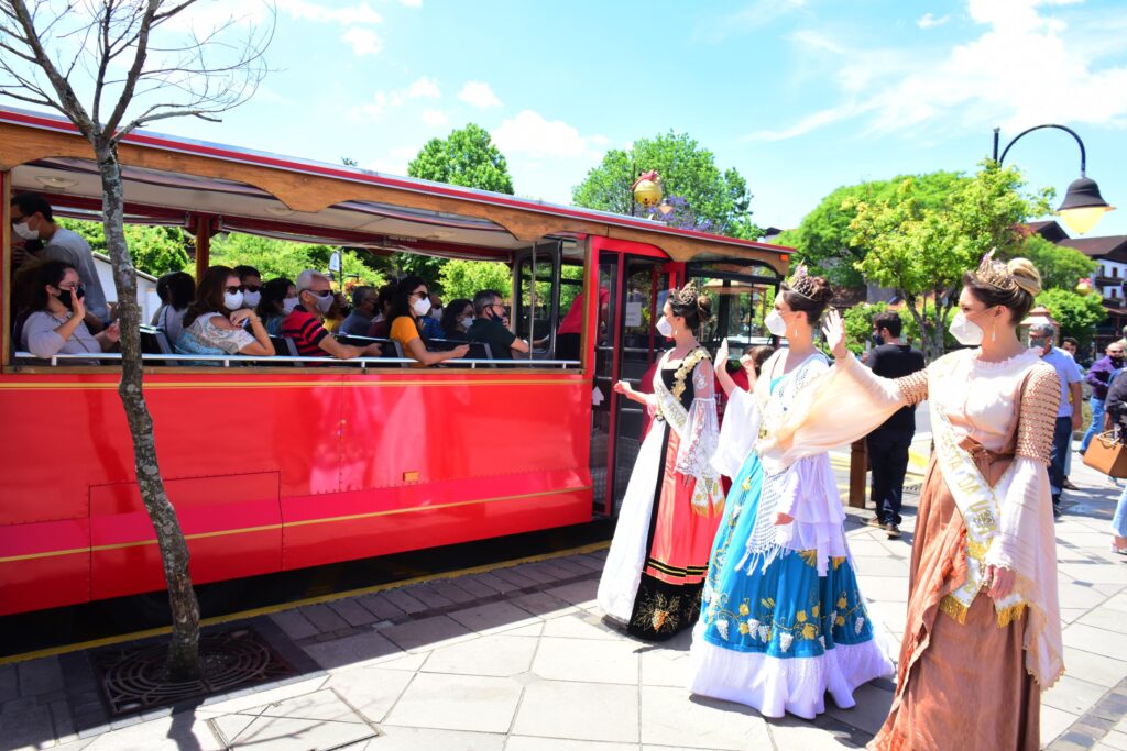 Comitiva divulga Festa da Uva 2022 na Festuris, em Gramado Na noite de sexta, Soberanas recepcionaram o Ministro do Turismo nos Pavilhões.