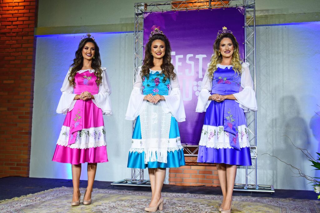 Trajes oficiais das Soberanas relembram os 90 anos de história da Festa da Uva.