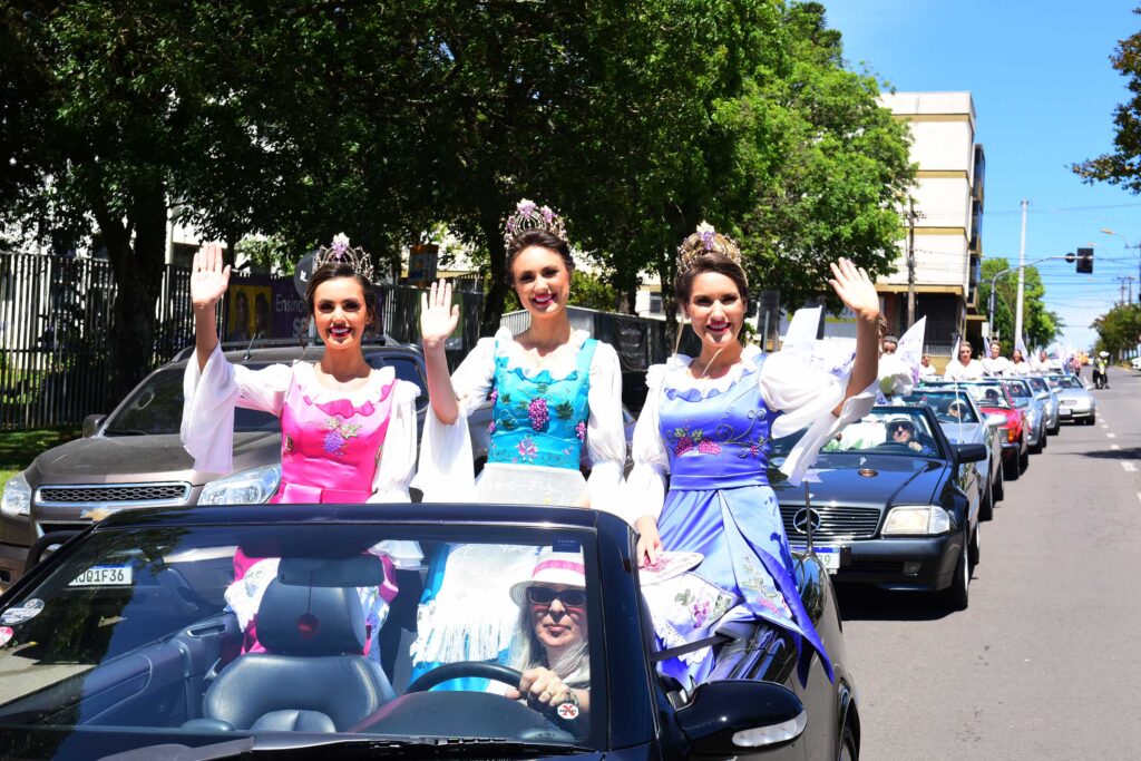 Carreata das Soberanas movimenta o centro da cidade neste sábado, Agenda da rainha e princesas da Festa da Uva encerrou com a abertura do Encanto de Natal de Ana Rech.