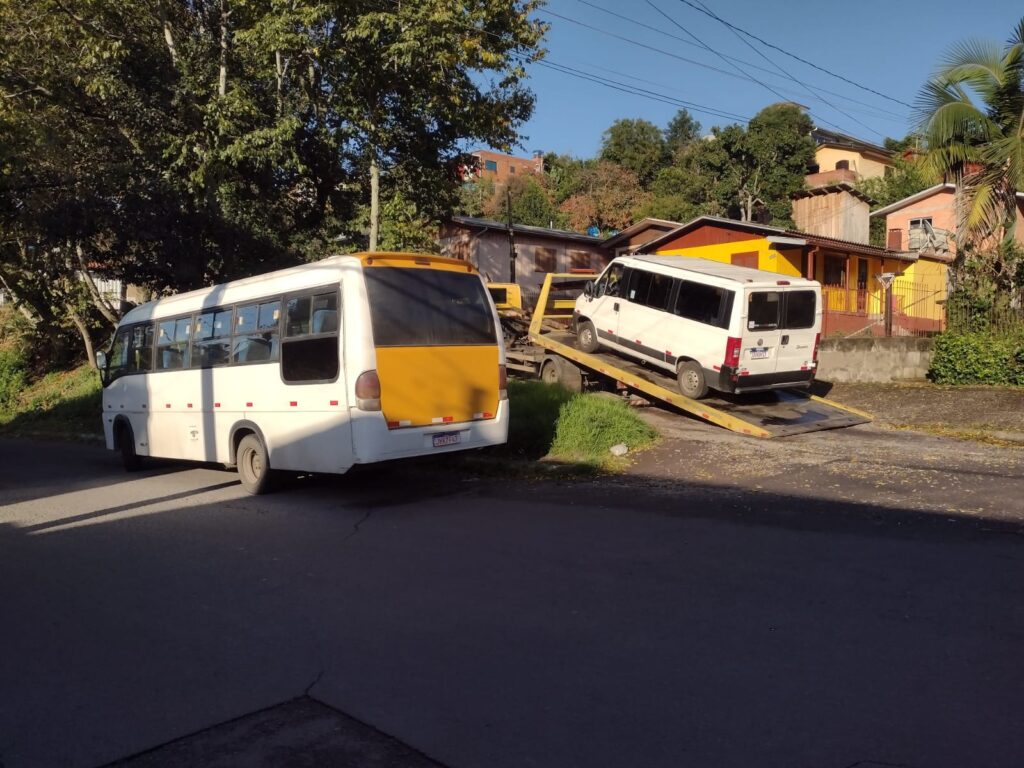 Secretaria de Trânsito flagra veículos efetuando transporte clandestino de passageiros.