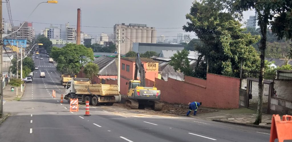 Trecho da Vinte de Setembro recebe obras de conserto de drenagem.