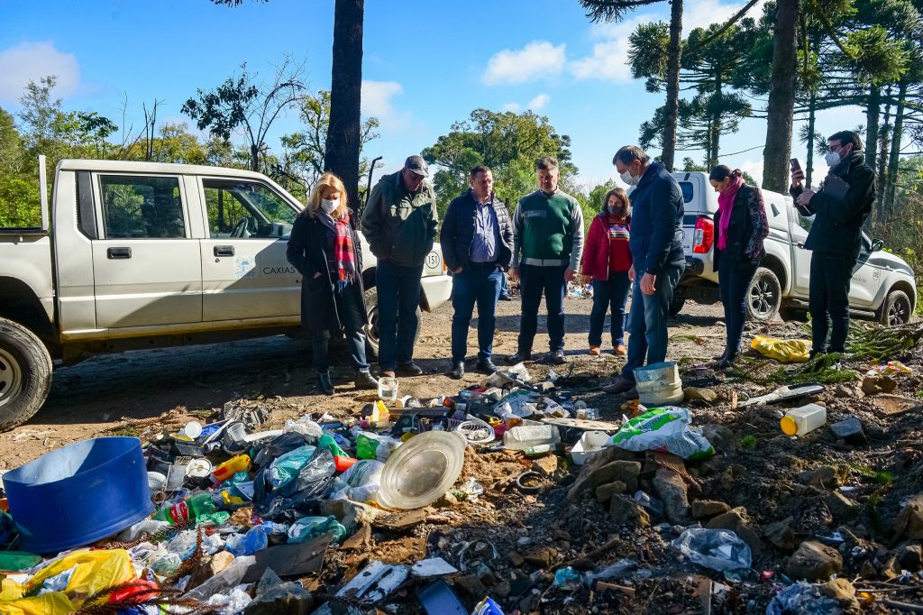 Prefeito e vice fiscalizam áreas com descarte irregular de lixo no Esplanada e Bom Pastor.