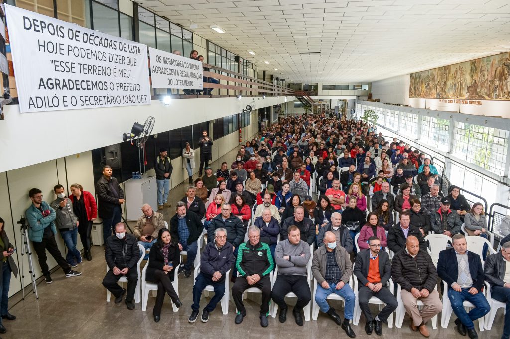 Famílias do Loteamento Vitória recebem títulos de propriedade.