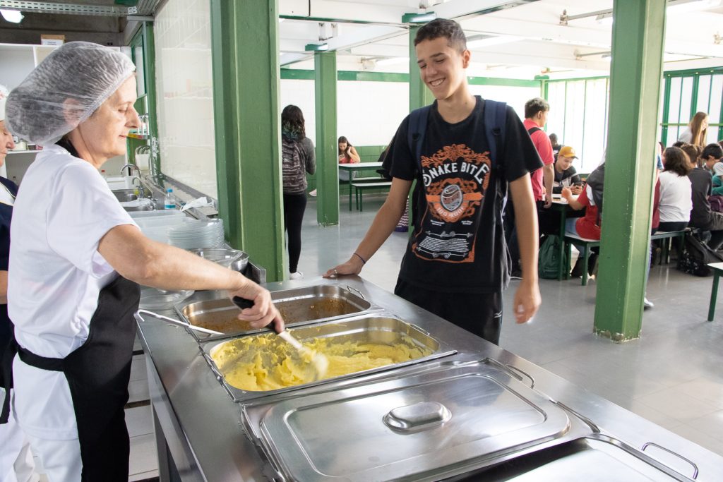 Lançamento do programa Prato Saudável recepciona estudantes da rede municipal com polenta e molho de frango