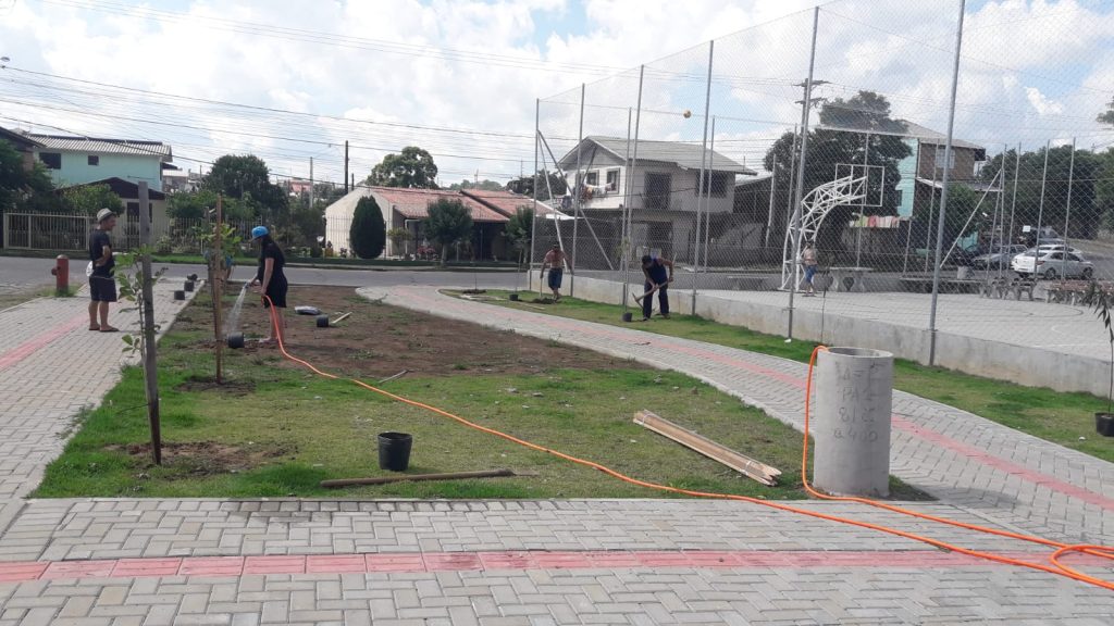 Moradores do loteamento Vitória, se unem para plantio de árvores no parque do bairro