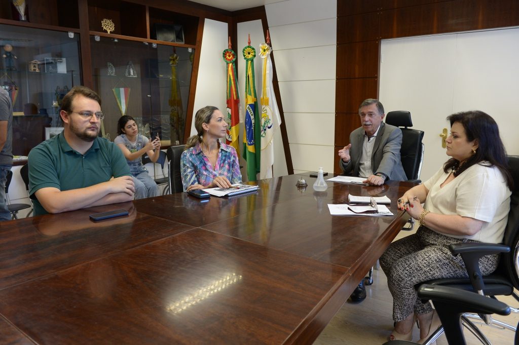 Prefeitura faz chamamento coletivo e anuncia ações contra a dengue