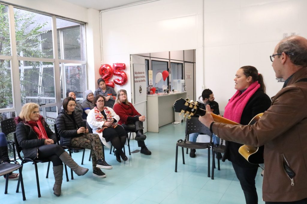 Semana em homenagem a doadores de sangue teve ações externas para coletas, música e distribuição de mudas