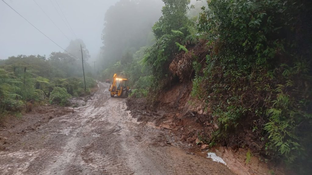 Chuvas causam danos em vias do interior e subprefeituras atuam em manutenções