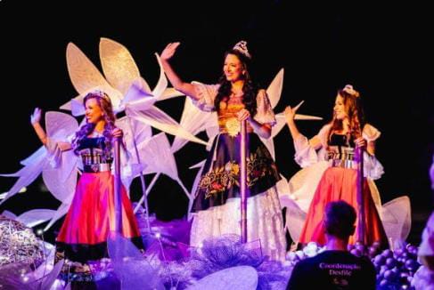 Rainha e Princesas abrem o desfile cênico da Festa da Uva 2024