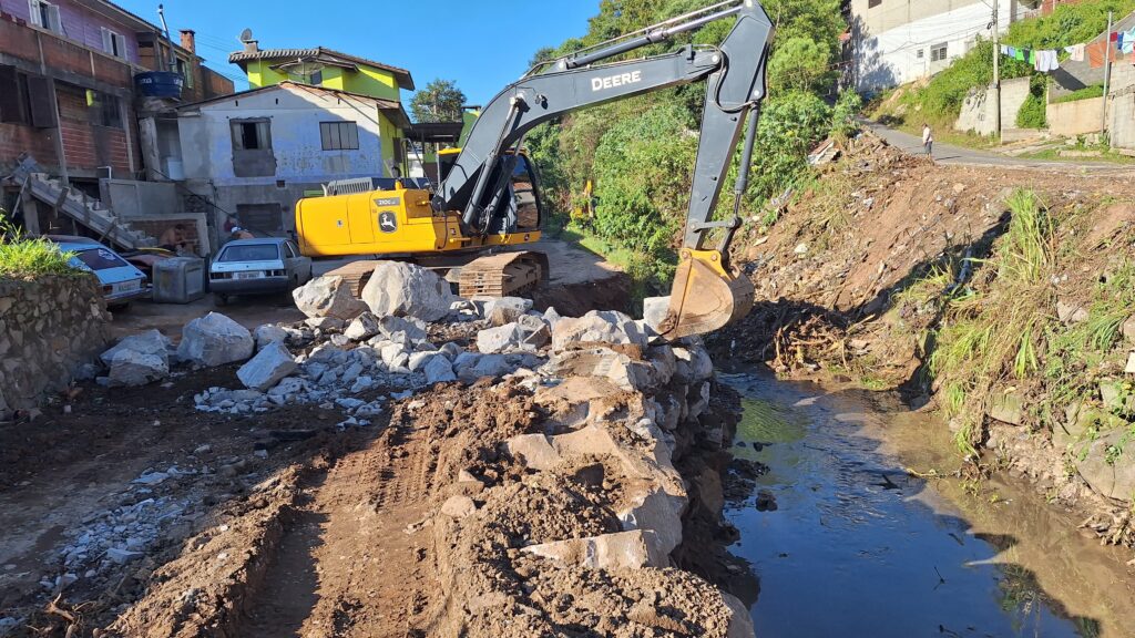 FALA, CAXIAS!: Prefeitura de Caxias executa obras que foram solicitadas pela região Planalto Manutenções, limpezas e substituição de redes são algumas que estão em andamento