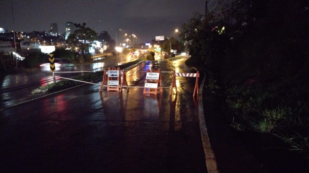 Prefeitura sinaliza áreas após excesso de chuva no final da tarde desta segunda-feira